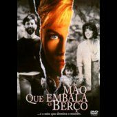 A Mão que Embala o Berço