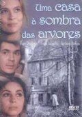 Uma Casa à Sombra das Árvores
